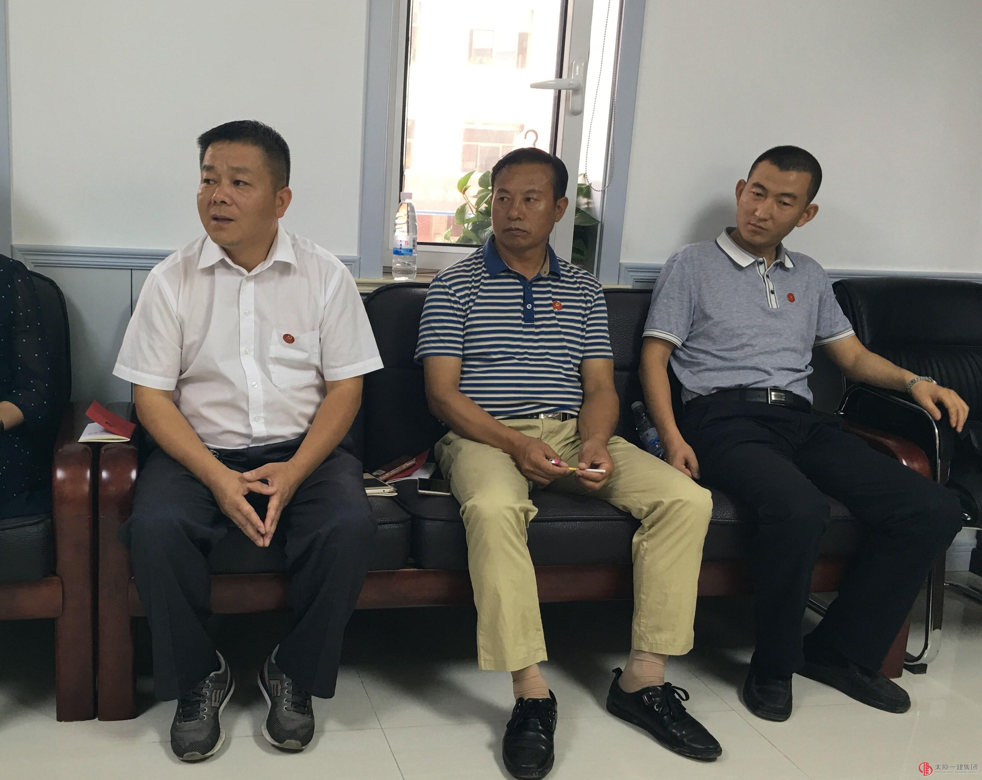 易通勞務(wù)公司黨總支召開(kāi)“兩學(xué)一做” 第三階段專題學(xué)習(xí)討論會(huì)