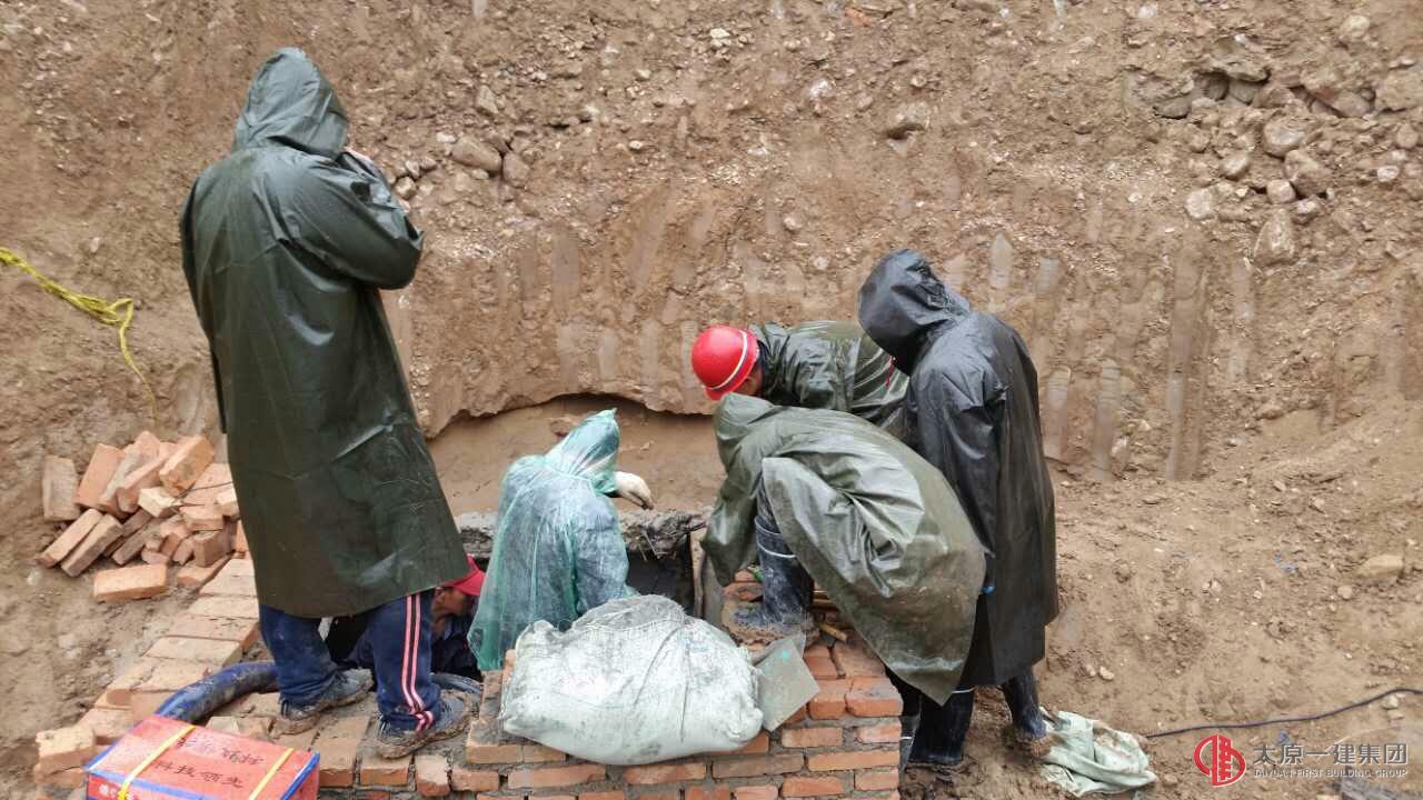 用汗水揮灑青春豪情，用行動(dòng)詮釋龍城精神