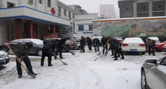 12月14日早晨，機(jī)關(guān)全體人員清掃機(jī)關(guān)大院及門前三包責(zé)任區(qū)內(nèi)的積雪