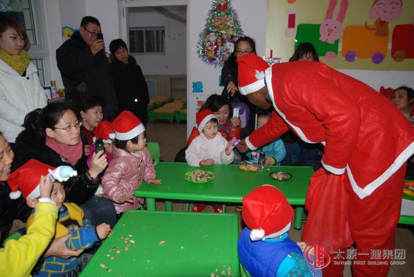 幼兒園舉行“歡樂(lè)圣誕、喜迎新年”聯(lián)歡活動(dòng)