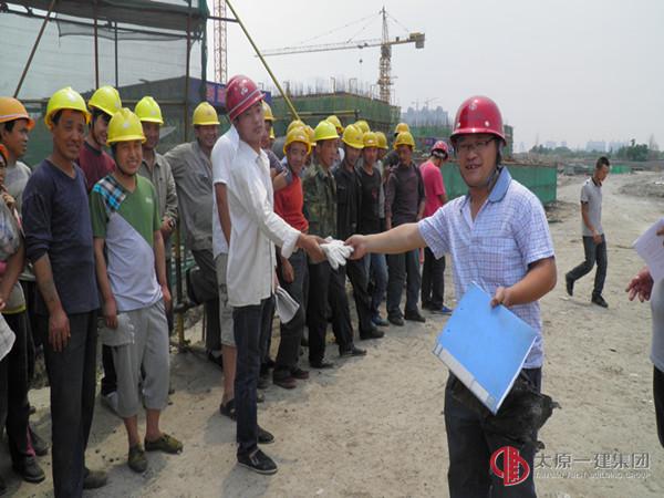 二分公司在山西大醫(yī)院項(xiàng)目部組織開展安全生產(chǎn)月宣傳動(dòng)員及安全文化教育活動(dòng)