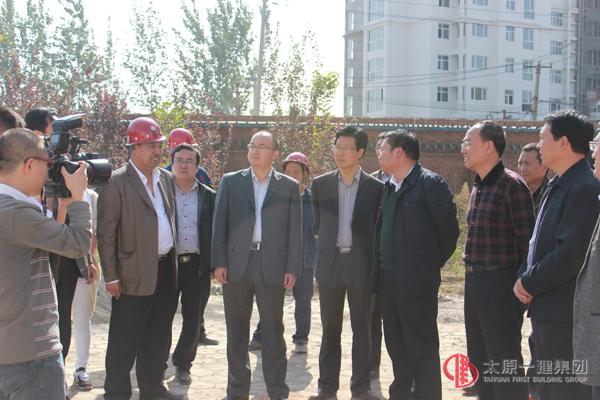 晉城市城區(qū)領(lǐng)導(dǎo)蒞臨望川樓小學(xué)項(xiàng)目調(diào)研指導(dǎo)工作