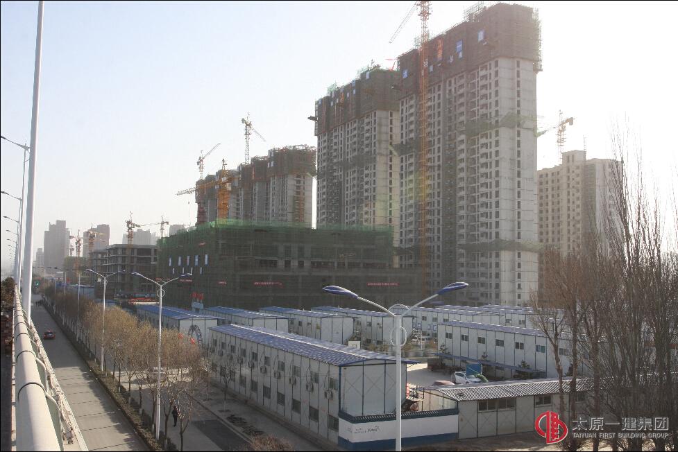 八分公司龍?zhí)铩俺侵写濉备脑旃こ趟臉?biāo)段15-1#、15-2#樓主體結(jié)構(gòu)封頂