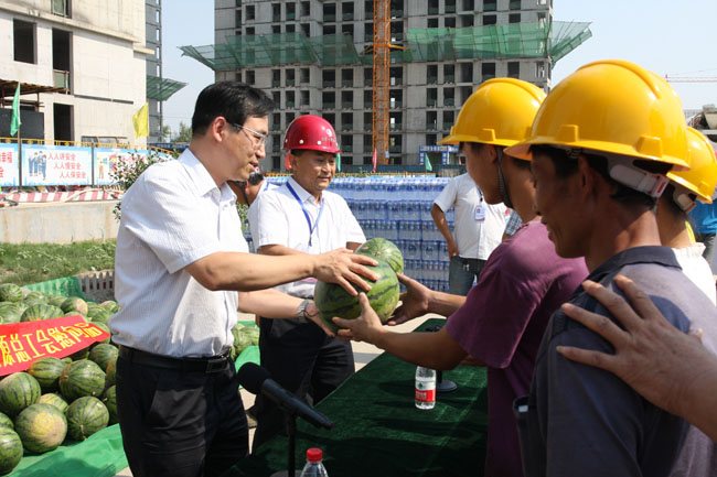 太原市總工會在集團公司現(xiàn)場開展送清涼活動