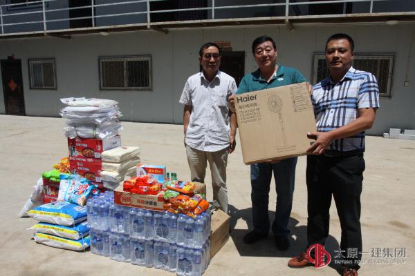 集團(tuán)公司領(lǐng)導(dǎo)慰問(wèn)項(xiàng)目工程管理處一線(xiàn)工地職工