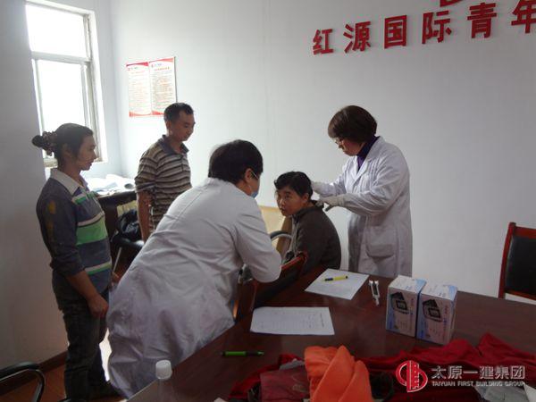 易通勞務(wù)公司在十六分公司紅源國際青年城2#商住樓項(xiàng)目部開展“關(guān)愛勞務(wù)工人健康”體檢活動(dòng)