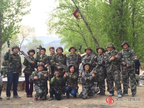 二龍山上團(tuán)旗揚(yáng) 愛企有為勇爭先