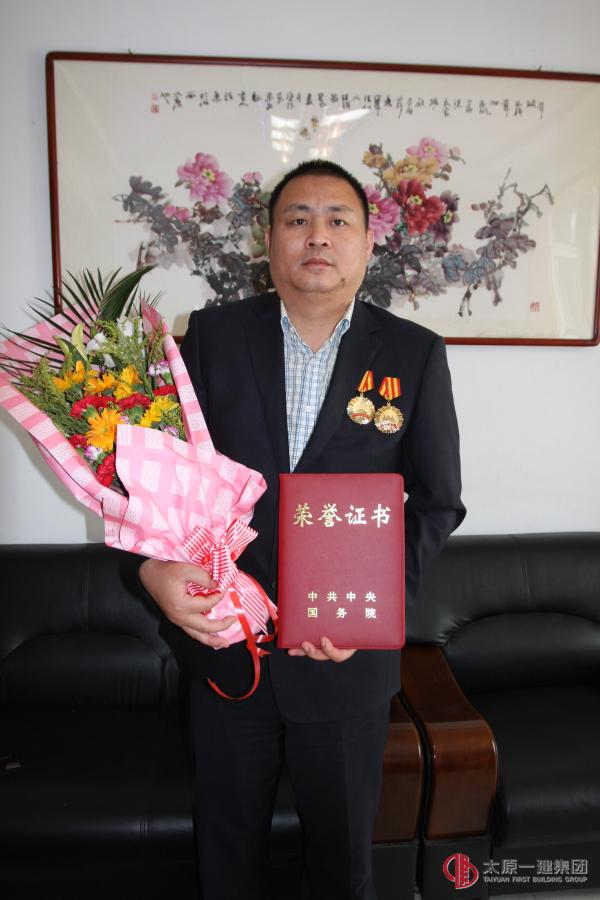 喜迎五一節(jié)鮮花送勞模集團(tuán)公司領(lǐng)導(dǎo)看望全國(guó)勞模楊霖