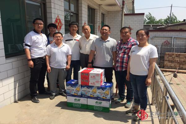 二分公司領(lǐng)導(dǎo)班子與項(xiàng)目部共度“五一”