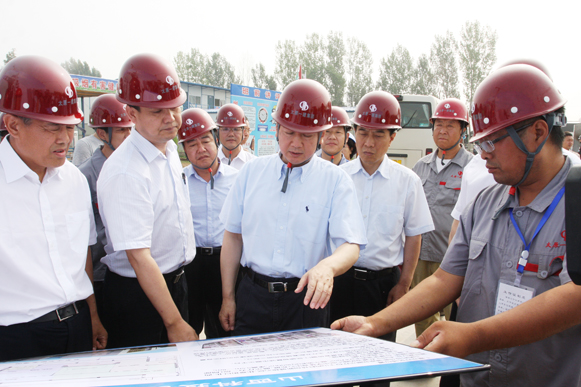 省委副書記、省長李小鵬等省領導蒞臨集團公司承建的科技創(chuàng)新城項目工地視察指導
