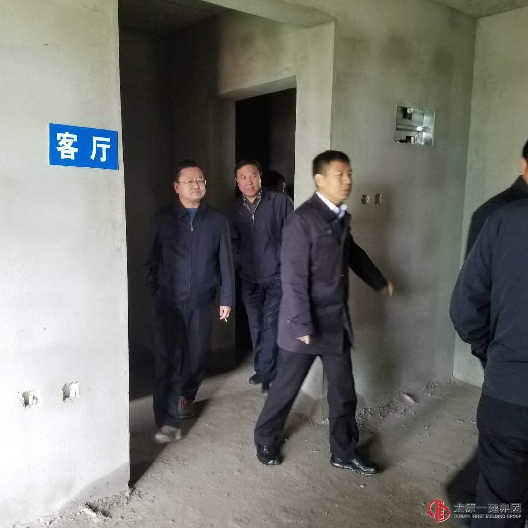 忻州市市長鄭連生帶領(lǐng)所屬各縣市領(lǐng)導(dǎo)視察集團(tuán)公司承建的寧武縣精準(zhǔn)扶貧移民安置小區(qū)項(xiàng)目