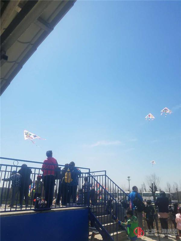 幼兒園組織“播種綠色 放飛希望”親子植樹(shù)活動(dòng)