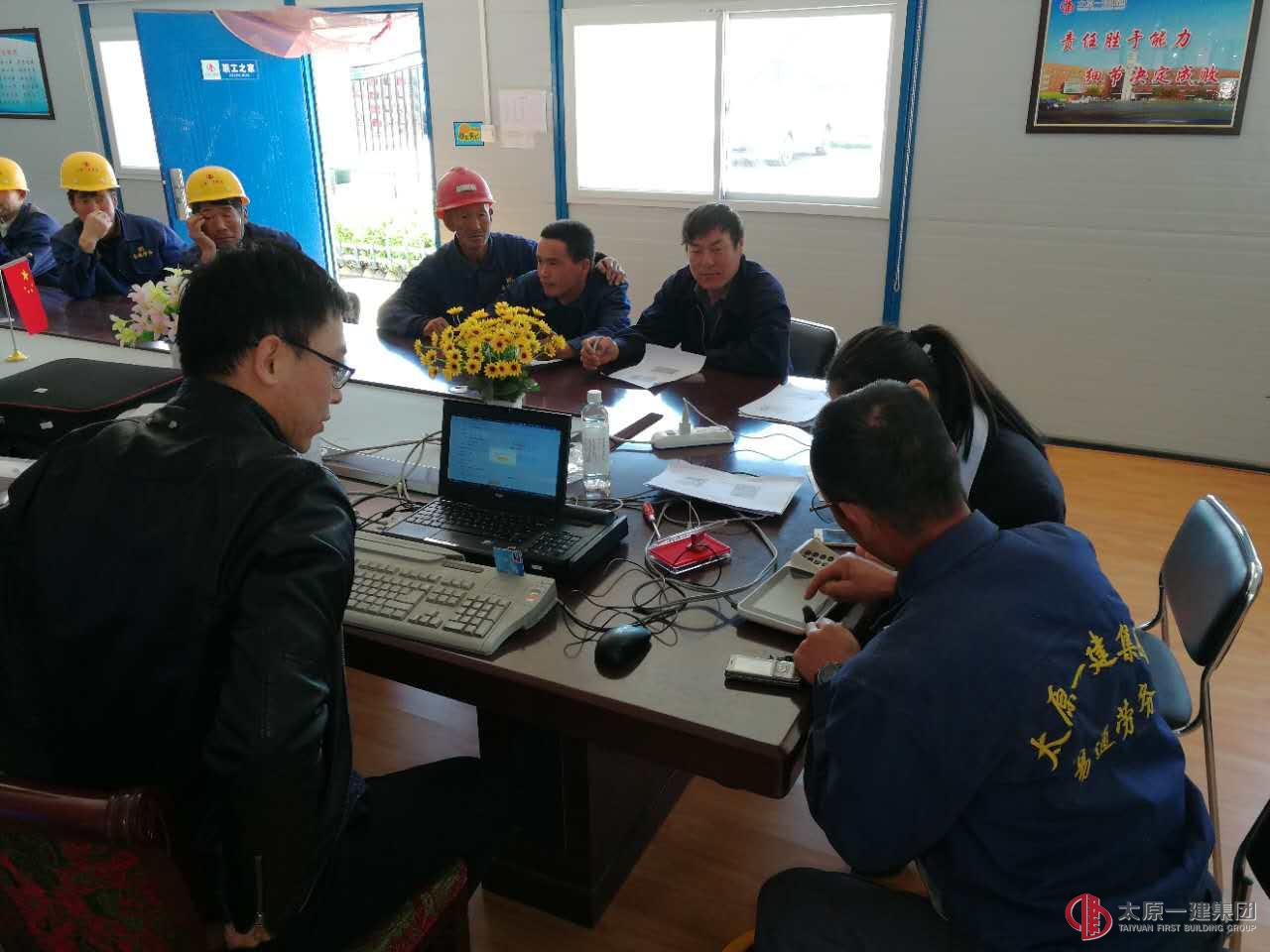 直屬七分公司為農(nóng)民工兄弟施工現(xiàn)場(chǎng)辦理工資卡