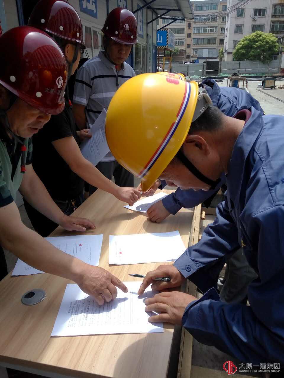六分公司在五十六中學(xué)實(shí)驗(yàn)樓項(xiàng)目對勞務(wù)隊(duì)進(jìn)行安全教育