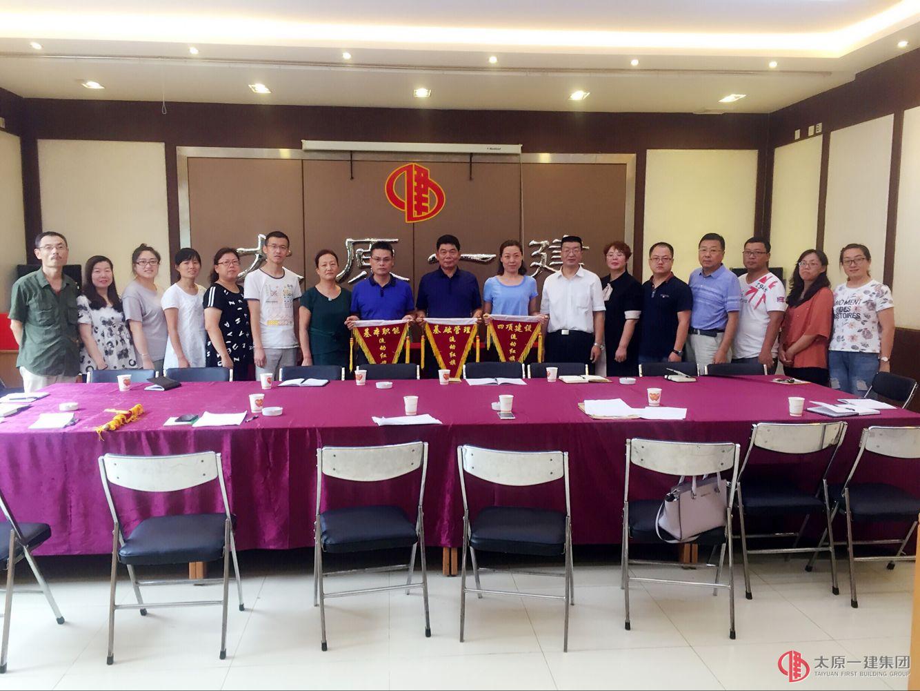 集團(tuán)公司考核領(lǐng)導(dǎo)組為一分公司授旗