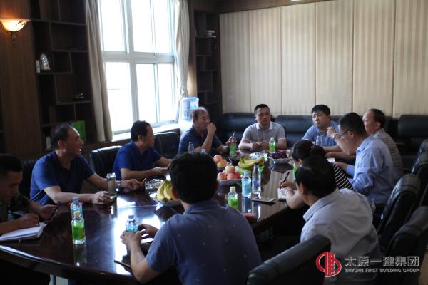 集團公司領(lǐng)導(dǎo)蒞臨項管處太原市中心醫(yī)院綜合樓項目進行現(xiàn)場調(diào)研