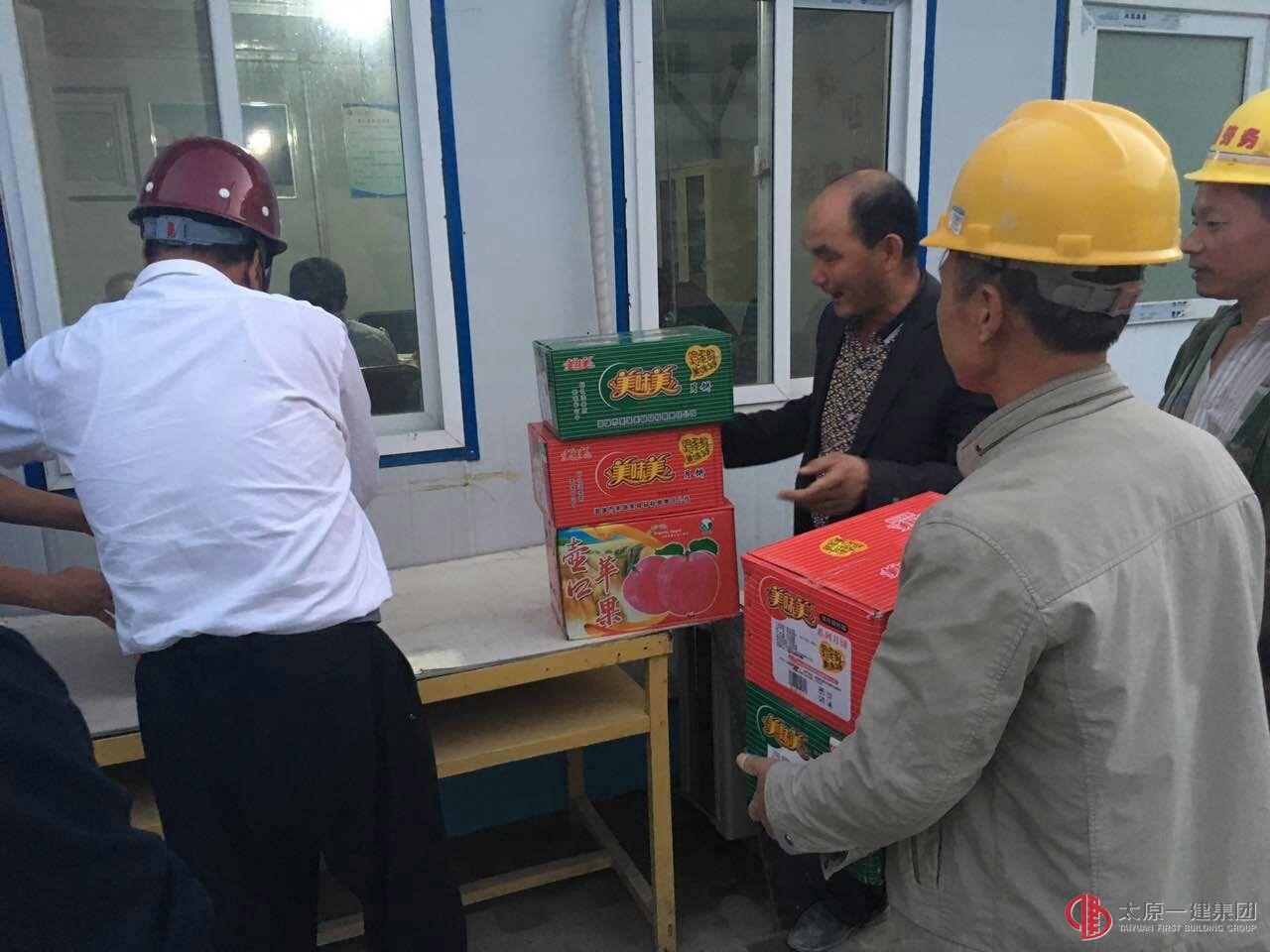 情系中秋送真情    工地慰問(wèn)暖人心