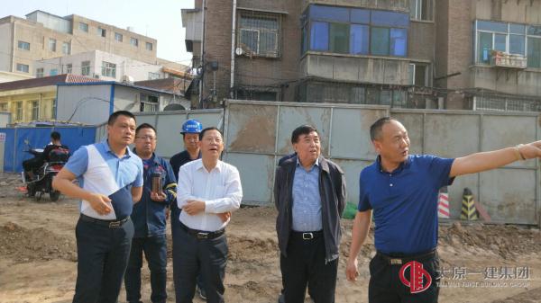 集團(tuán)公司總經(jīng)理李世雄、總經(jīng)理助理陳斌 到礦棉廠花園西街棚戶區(qū)改造項(xiàng)目進(jìn)行調(diào)研