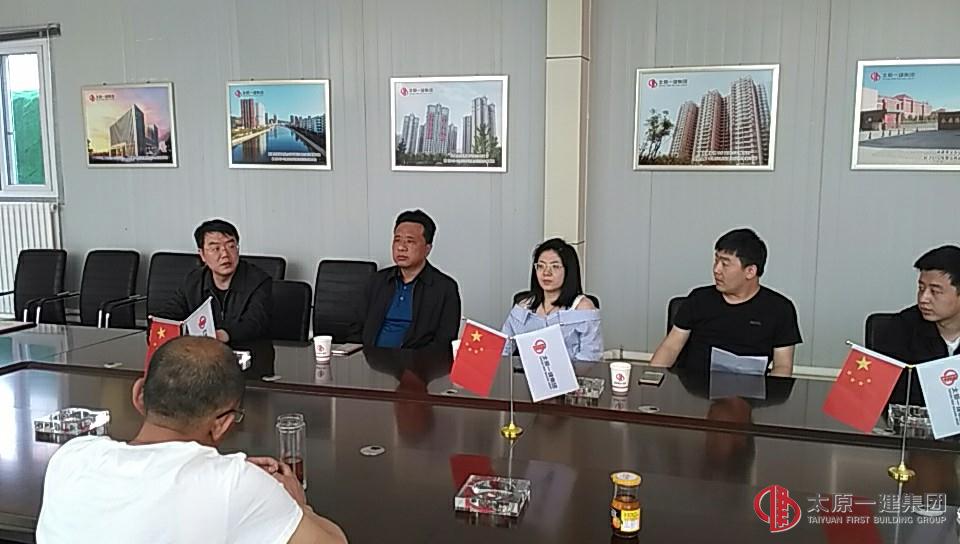 集團公司領(lǐng)導為晉西項目部舉行“青年先鋒號”授牌儀式