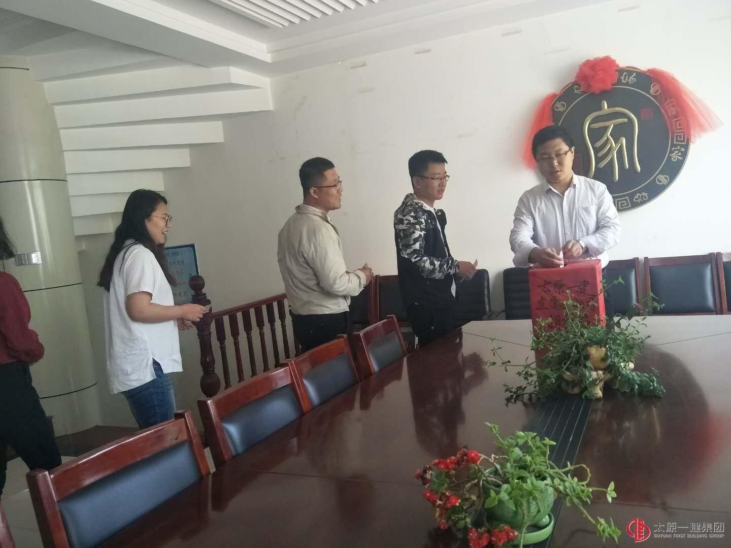 奉獻(xiàn)愛(ài)心，傳遞溫暖