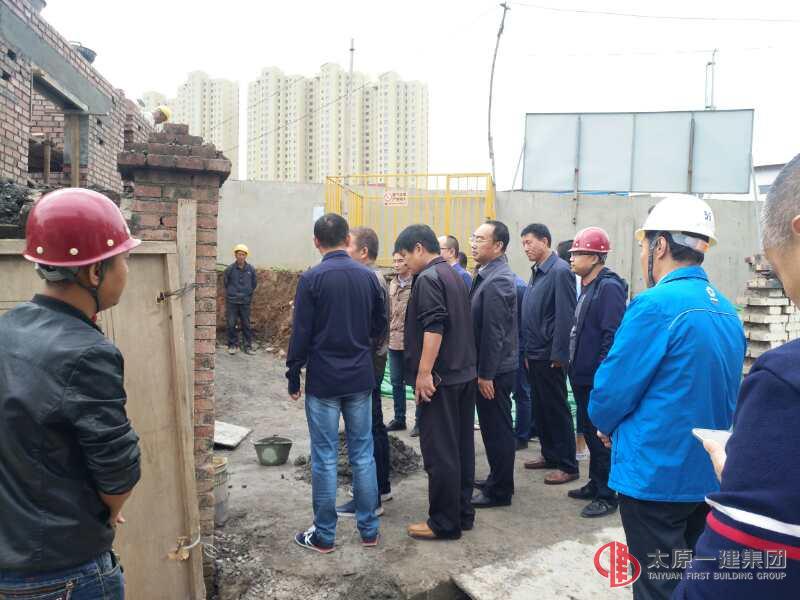 晉城市城區(qū)領(lǐng)導(dǎo)蒞臨直屬三分公司承建的中后河公廁工程一施工現(xiàn)場視察指導(dǎo)